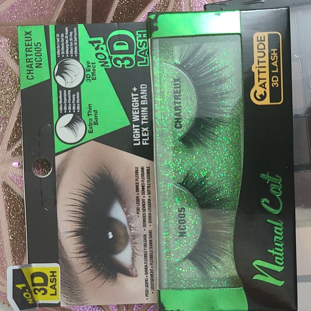 Lashes and Eyeshadow Kit - Picture 2 of 2